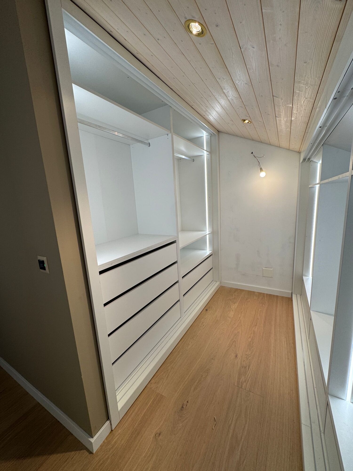 Dressing blanc intégré sous les combles