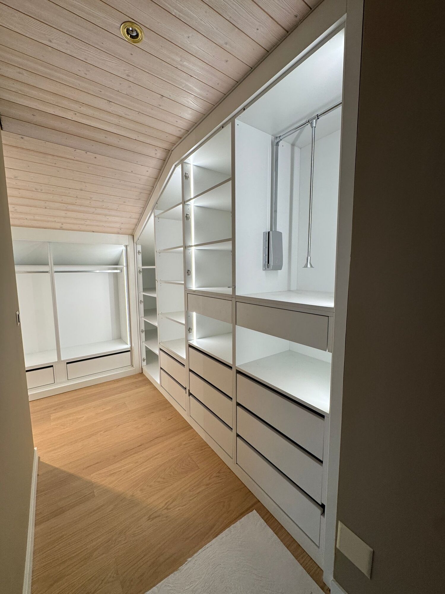 Dressing blanc en couloir sous combles