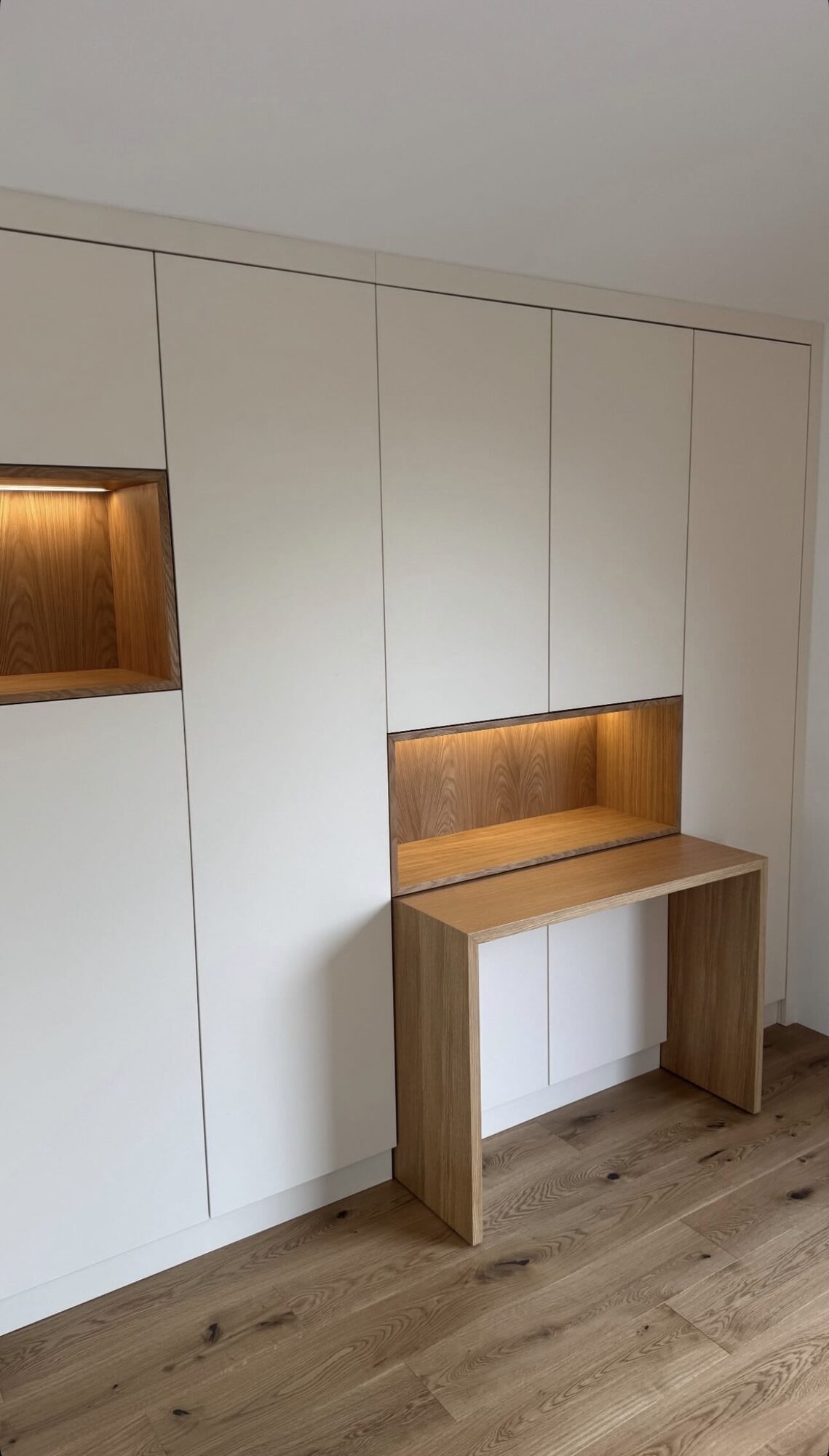 Placard blanc avec niche et coin bureau en chêne