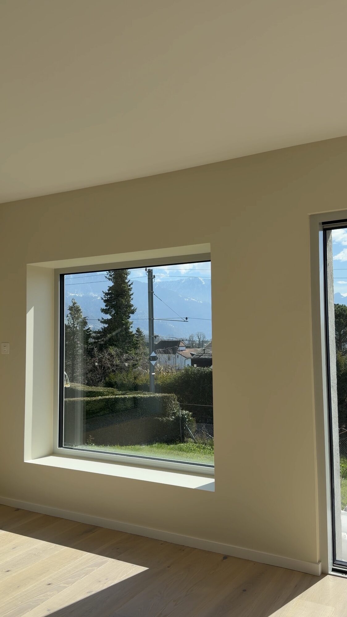 Fenêtre fixe carrée avec vue sur la montagne