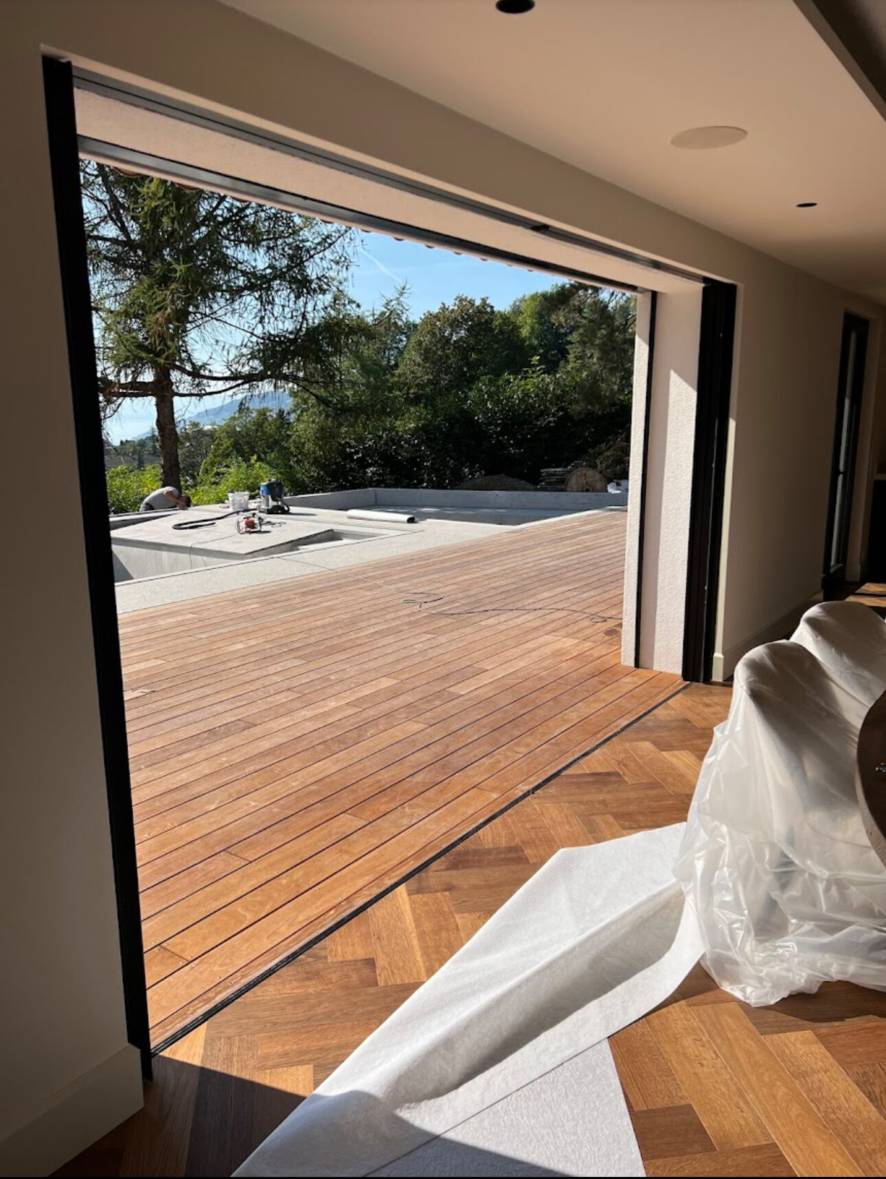 Baie ouverte sur une terrasse en bois