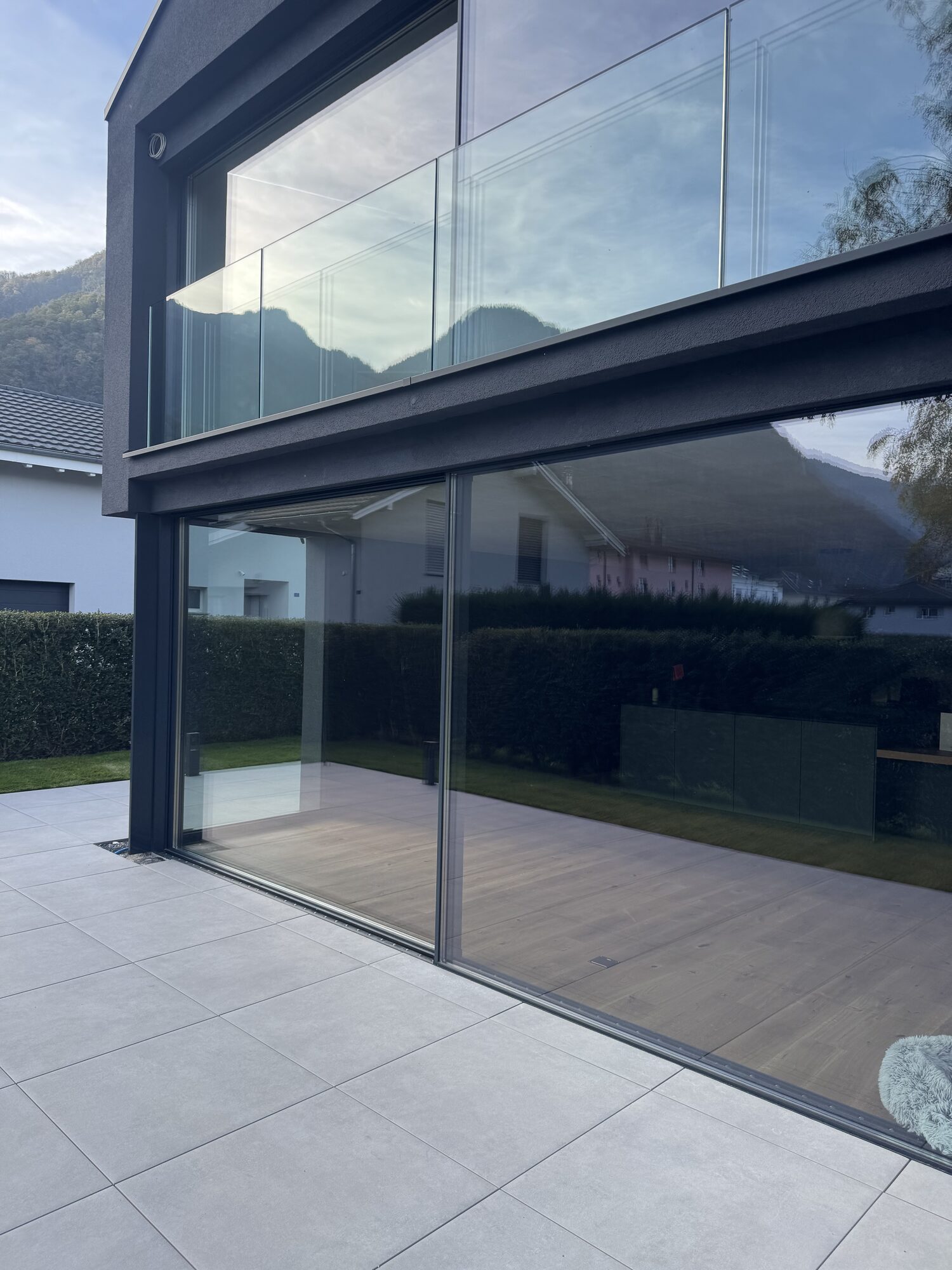Angle de façade tout vitré avec vue montagne