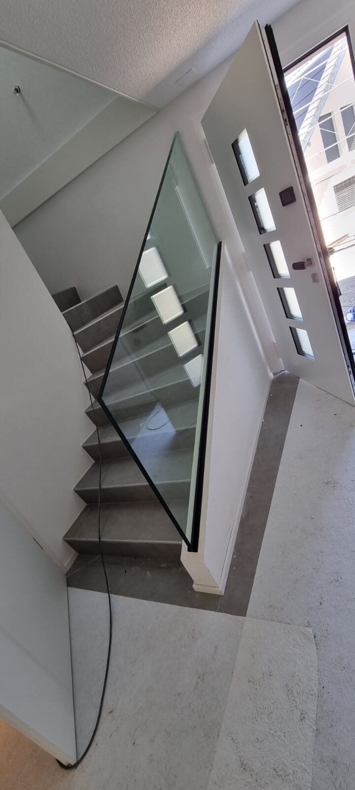 Garde-corps en verre le long d'un escalier béton