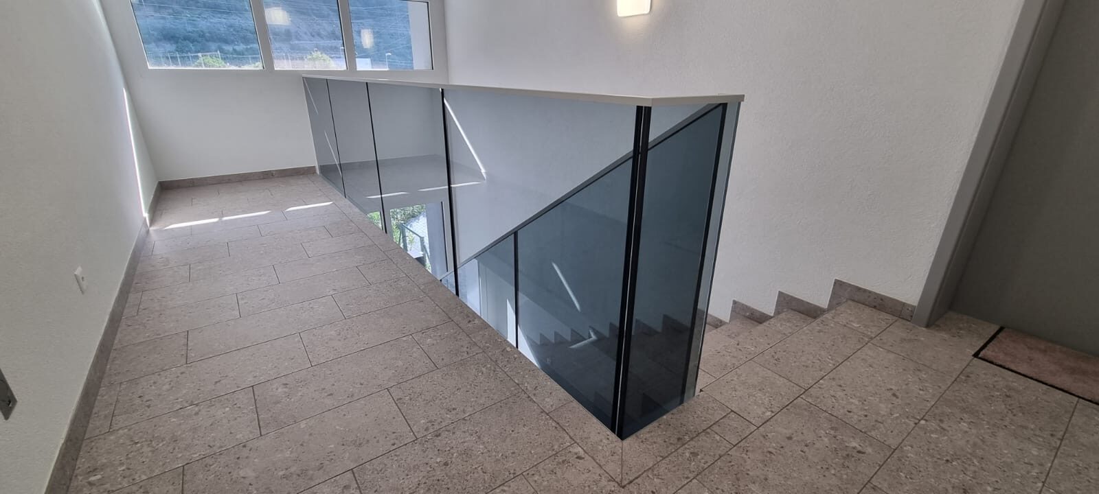Palier avec garde-corps en verre teinté