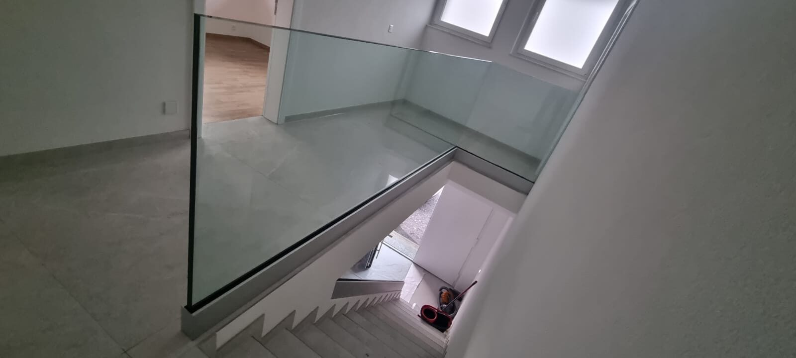 Trémie d'escalier sécurisée par du verre
