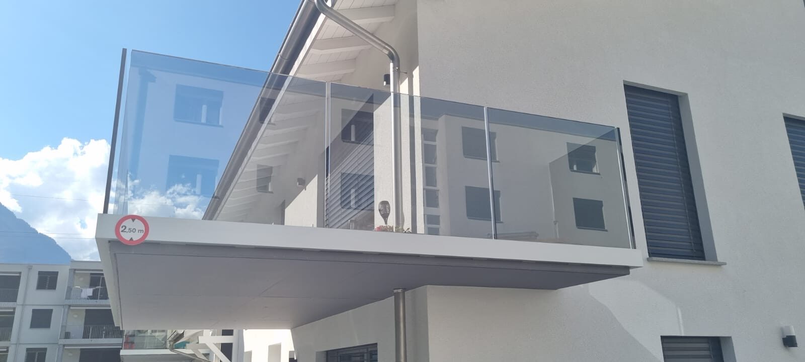 Balcon en porte-à-faux avec garde-corps en verre