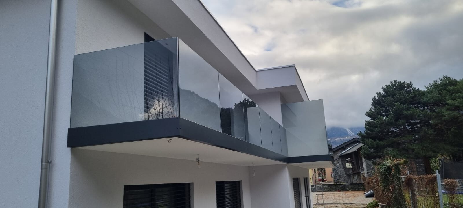 Balcon avec garde-corps en verre teinté