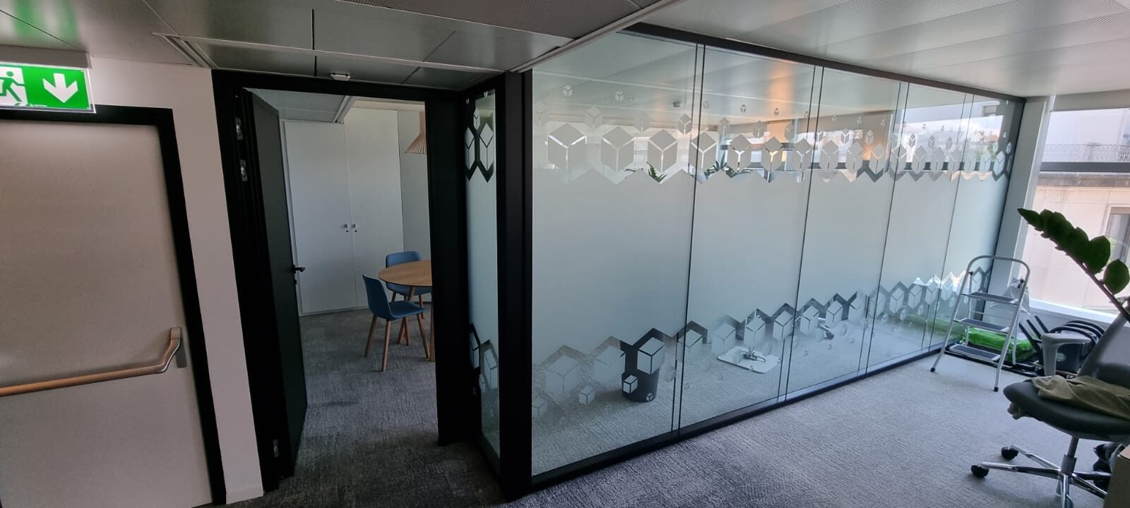 Cloison vitrée de bureau avec film décoratif