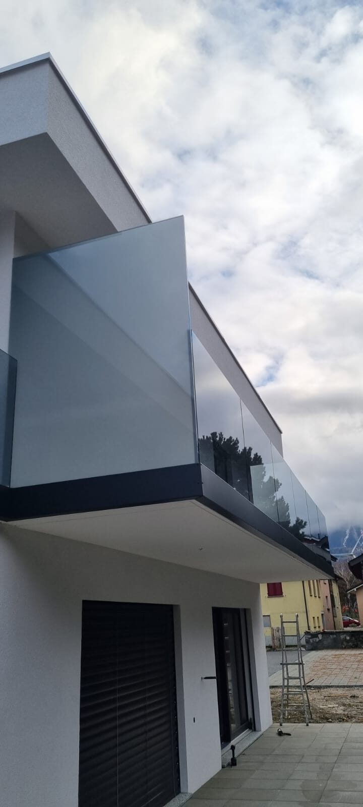 Balcon avec garde-corps en verre teinté