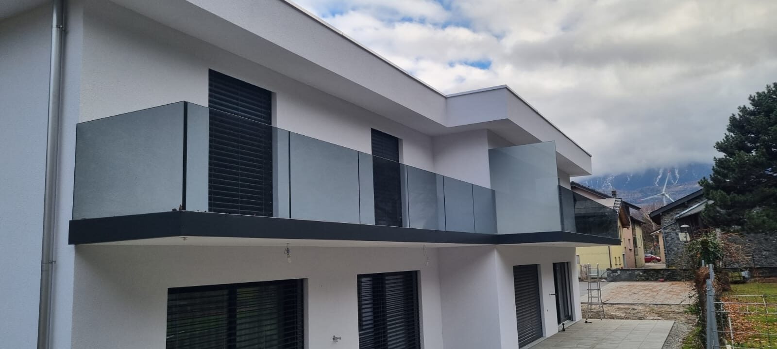 Balcon d'angle en verre sur maison contemporaine